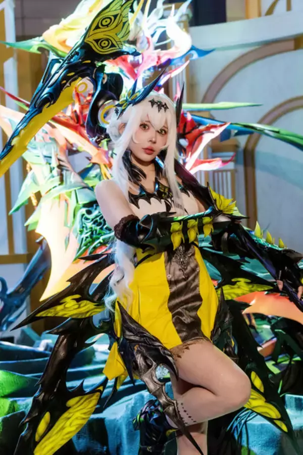 「【コスプレ】ガチャ廃止で話題！『デュエットナイトアビス』武器もがっつりフル装備した美女レイヤーの迫力がすごい【写真13枚】」の画像