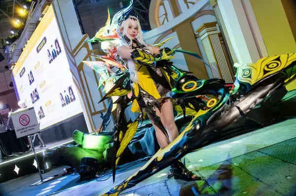 「【コスプレ】ガチャ廃止で話題！『デュエットナイトアビス』武器もがっつりフル装備した美女レイヤーの迫力がすごい【写真13枚】」の画像