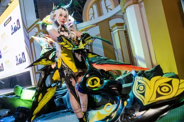 「【コスプレ】ガチャ廃止で話題！『デュエットナイトアビス』武器もがっつりフル装備した美女レイヤーの迫力がすごい【写真13枚】」の画像