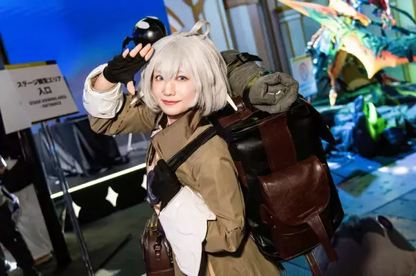 「【コスプレ】ガチャ廃止で話題！『デュエットナイトアビス』武器もがっつりフル装備した美女レイヤーの迫力がすごい【写真13枚】」の画像