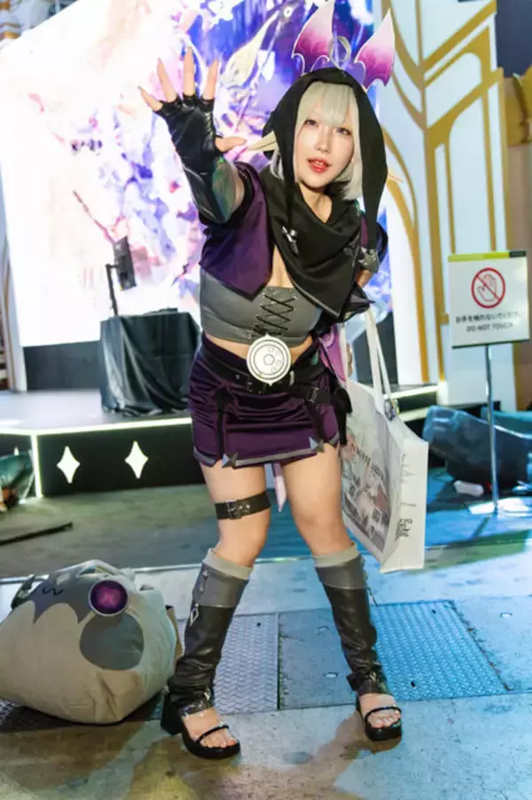 「【コスプレ】ガチャ廃止で話題！『デュエットナイトアビス』武器もがっつりフル装備した美女レイヤーの迫力がすごい【写真13枚】」の画像