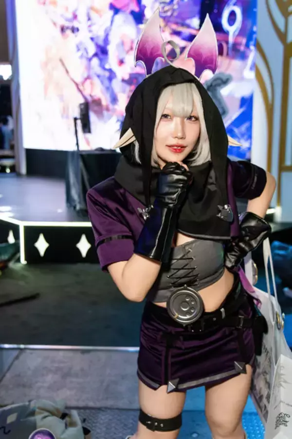 「【コスプレ】ガチャ廃止で話題！『デュエットナイトアビス』武器もがっつりフル装備した美女レイヤーの迫力がすごい【写真13枚】」の画像