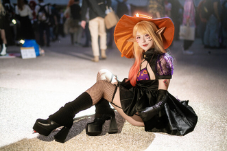 【コスプレ】ガーターベルト×編みタイツに美脚が映える！「着せ恋」喜多川海夢のエルフ姿はキュートで妖艶だった【写真7枚】