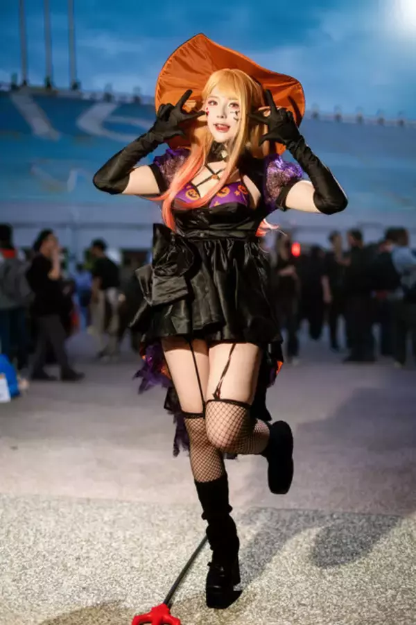 「【コスプレ】ガーターベルト×編みタイツに美脚が映える！「着せ恋」喜多川海夢のエルフ姿はキュートで妖艶だった【写真7枚】」の画像