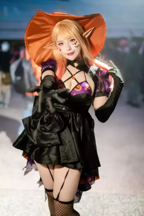 「【コスプレ】ガーターベルト×編みタイツに美脚が映える！「着せ恋」喜多川海夢のエルフ姿はキュートで妖艶だった【写真7枚】」の画像