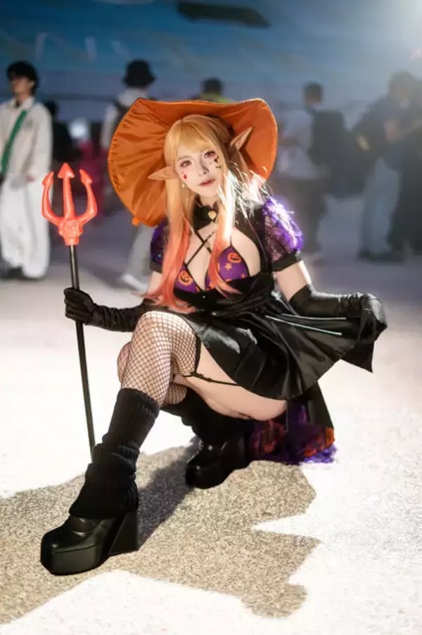 「【コスプレ】ガーターベルト×編みタイツに美脚が映える！「着せ恋」喜多川海夢のエルフ姿はキュートで妖艶だった【写真7枚】」の画像