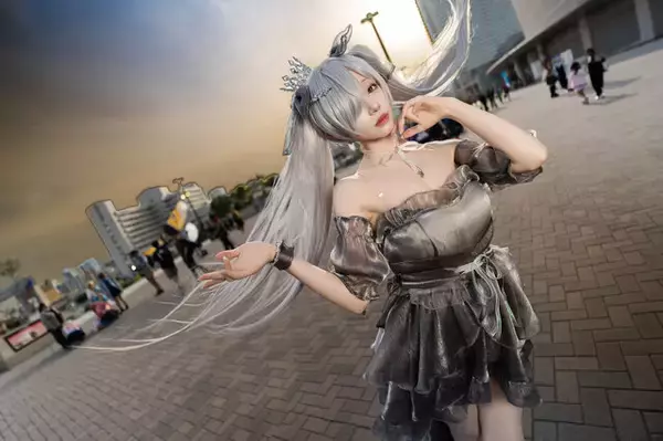 「【コスプレ】白い肌が夕日に映えて幻想的な美しさ！人気コスプレイヤーが魅せる『NIKKE』シンデレラ【写真9枚】」の画像