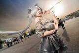 「【コスプレ】白い肌が夕日に映えて幻想的な美しさ！人気コスプレイヤーが魅せる『NIKKE』シンデレラ【写真9枚】」の画像3