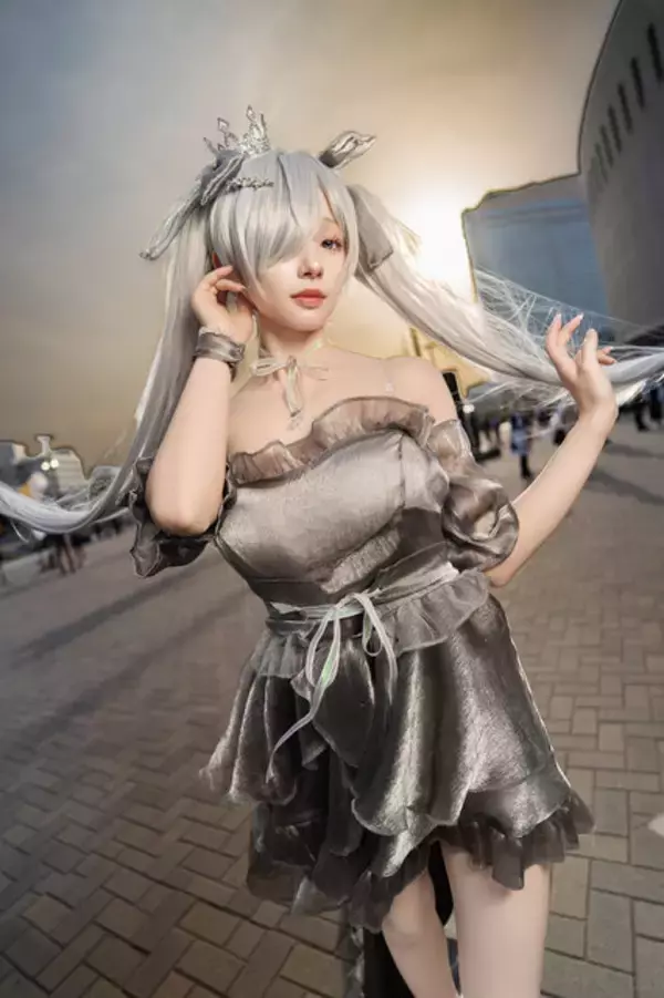 「【コスプレ】白い肌が夕日に映えて幻想的な美しさ！人気コスプレイヤーが魅せる『NIKKE』シンデレラ【写真9枚】」の画像