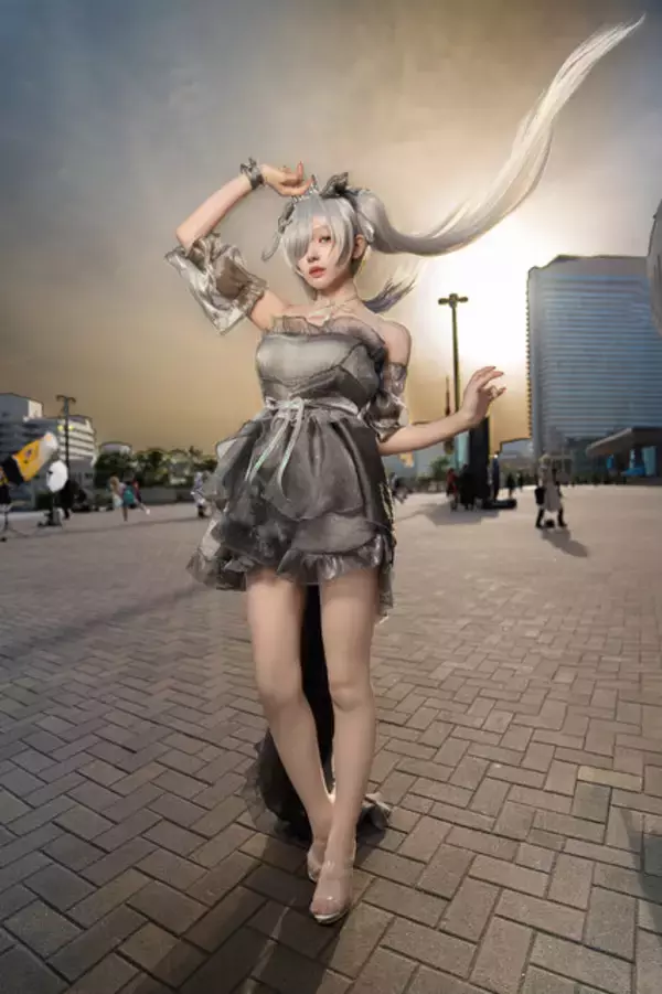 「【コスプレ】白い肌が夕日に映えて幻想的な美しさ！人気コスプレイヤーが魅せる『NIKKE』シンデレラ【写真9枚】」の画像