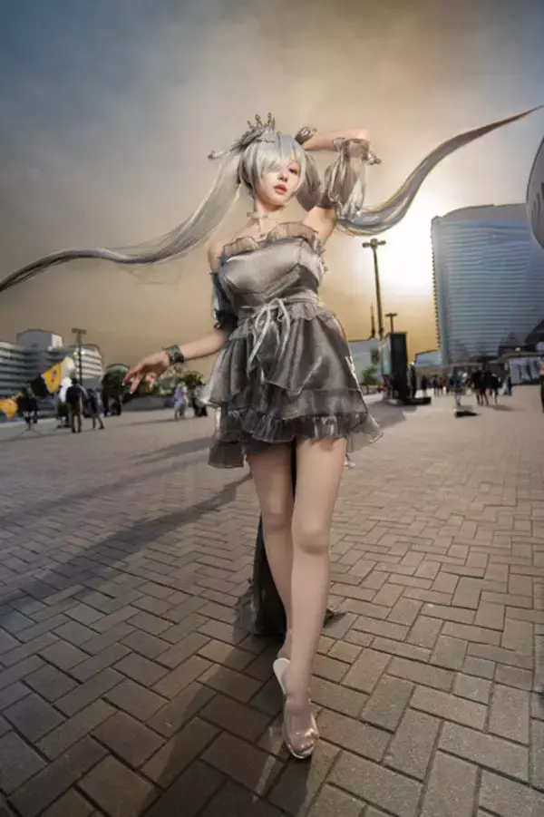 「【コスプレ】白い肌が夕日に映えて幻想的な美しさ！人気コスプレイヤーが魅せる『NIKKE』シンデレラ【写真9枚】」の画像