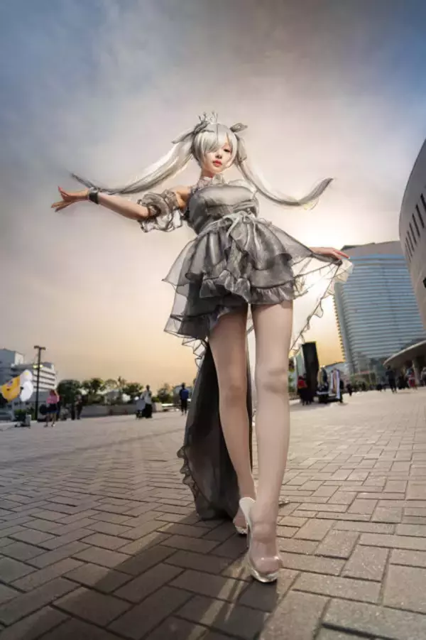 「【コスプレ】白い肌が夕日に映えて幻想的な美しさ！人気コスプレイヤーが魅せる『NIKKE』シンデレラ【写真9枚】」の画像