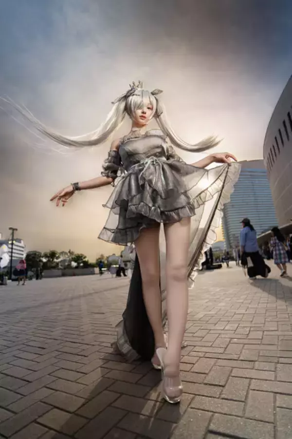「【コスプレ】白い肌が夕日に映えて幻想的な美しさ！人気コスプレイヤーが魅せる『NIKKE』シンデレラ【写真9枚】」の画像