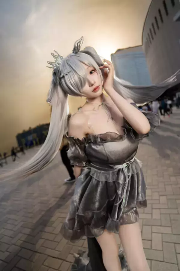 「【コスプレ】白い肌が夕日に映えて幻想的な美しさ！人気コスプレイヤーが魅せる『NIKKE』シンデレラ【写真9枚】」の画像
