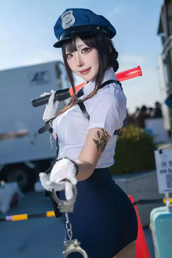 「【コスプレ】思わず逮捕して欲しくなっちゃう！？『NIKKE』D:キラーワイフ、シークレットポリスの美女レイヤーが素晴らしすぎた【写真9枚】」の画像