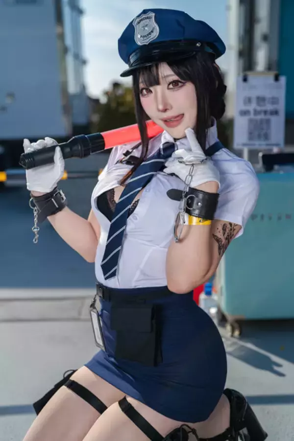 「【コスプレ】思わず逮捕して欲しくなっちゃう！？『NIKKE』D:キラーワイフ、シークレットポリスの美女レイヤーが素晴らしすぎた【写真9枚】」の画像