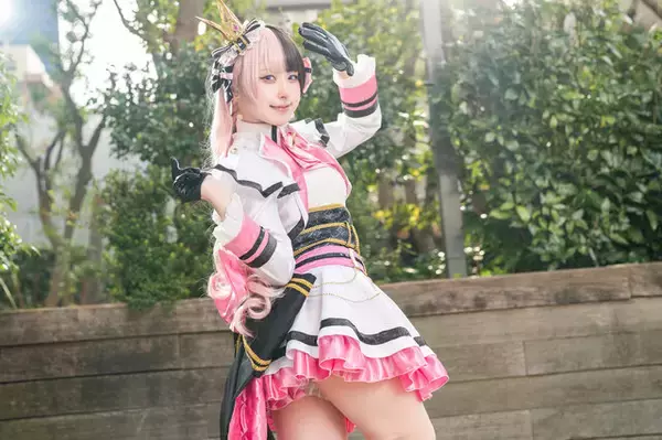 【コスプレ】ミニスカのアイドル衣装に胸キュン！「ぶいすぽっ!」橘ひなのが柔らかな光に包まれ、キュートな笑顔で輝く【写真9枚】