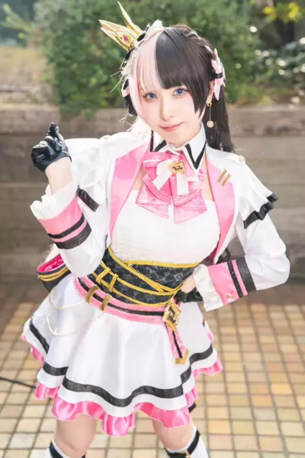 「【コスプレ】ミニスカのアイドル衣装に胸キュン！「ぶいすぽっ!」橘ひなのが柔らかな光に包まれ、キュートな笑顔で輝く【写真9枚】」の画像