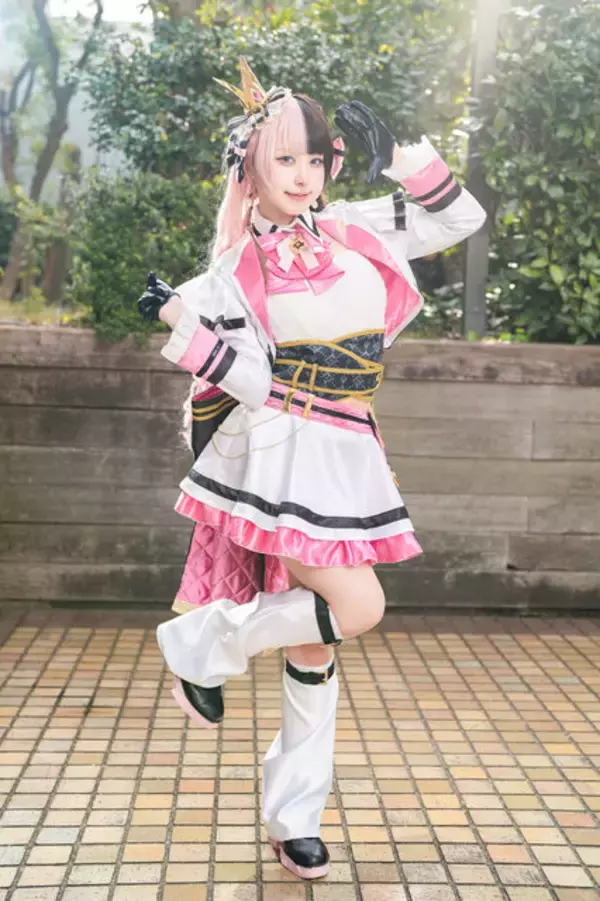 「【コスプレ】ミニスカのアイドル衣装に胸キュン！「ぶいすぽっ!」橘ひなのが柔らかな光に包まれ、キュートな笑顔で輝く【写真9枚】」の画像