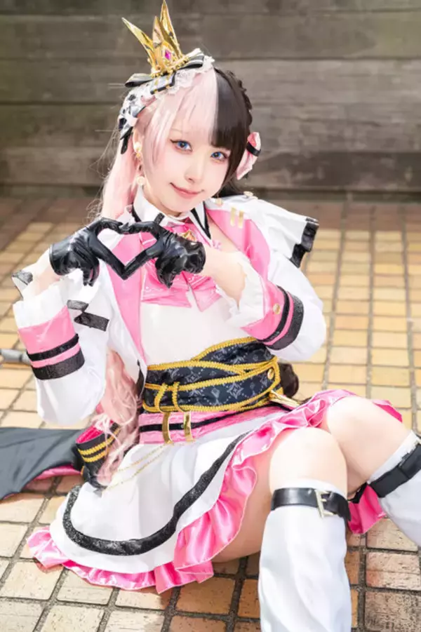 「【コスプレ】ミニスカのアイドル衣装に胸キュン！「ぶいすぽっ!」橘ひなのが柔らかな光に包まれ、キュートな笑顔で輝く【写真9枚】」の画像