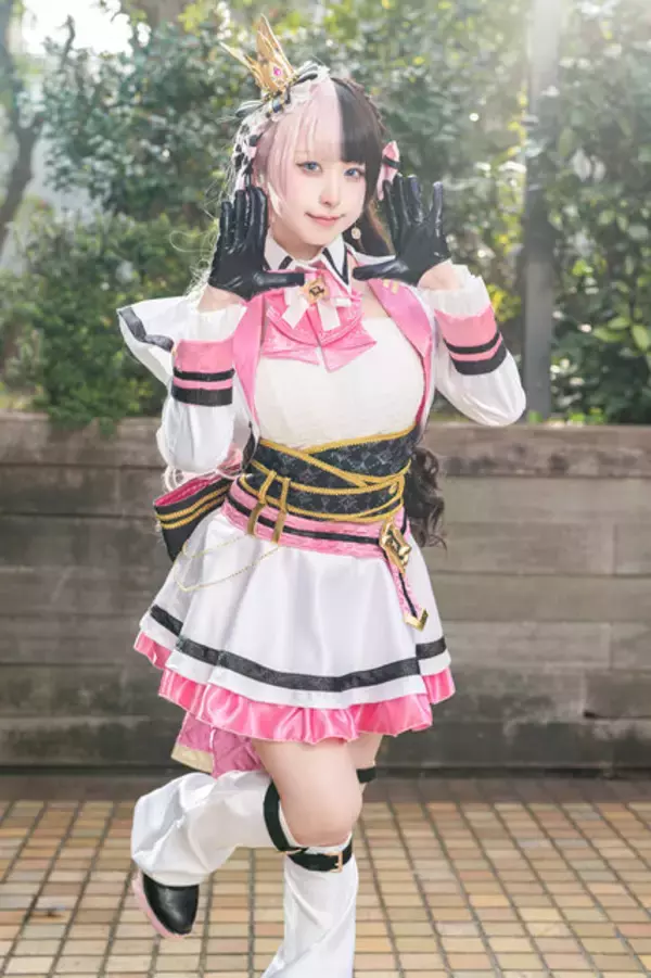 「【コスプレ】ミニスカのアイドル衣装に胸キュン！「ぶいすぽっ!」橘ひなのが柔らかな光に包まれ、キュートな笑顔で輝く【写真9枚】」の画像