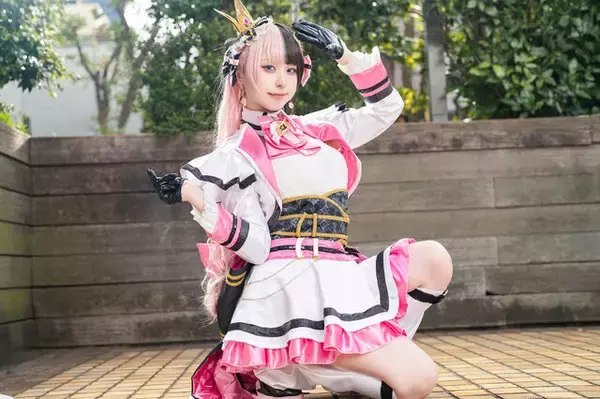 「【コスプレ】ミニスカのアイドル衣装に胸キュン！「ぶいすぽっ!」橘ひなのが柔らかな光に包まれ、キュートな笑顔で輝く【写真9枚】」の画像