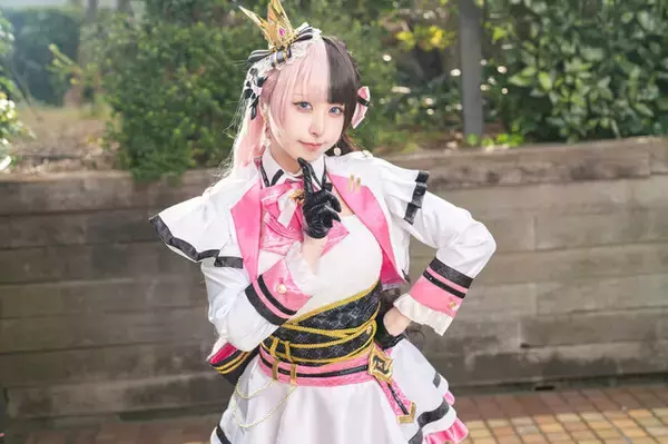 「【コスプレ】ミニスカのアイドル衣装に胸キュン！「ぶいすぽっ!」橘ひなのが柔らかな光に包まれ、キュートな笑顔で輝く【写真9枚】」の画像