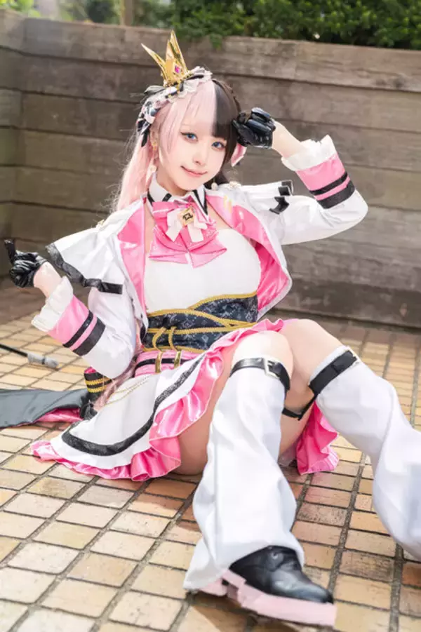 「【コスプレ】ミニスカのアイドル衣装に胸キュン！「ぶいすぽっ!」橘ひなのが柔らかな光に包まれ、キュートな笑顔で輝く【写真9枚】」の画像