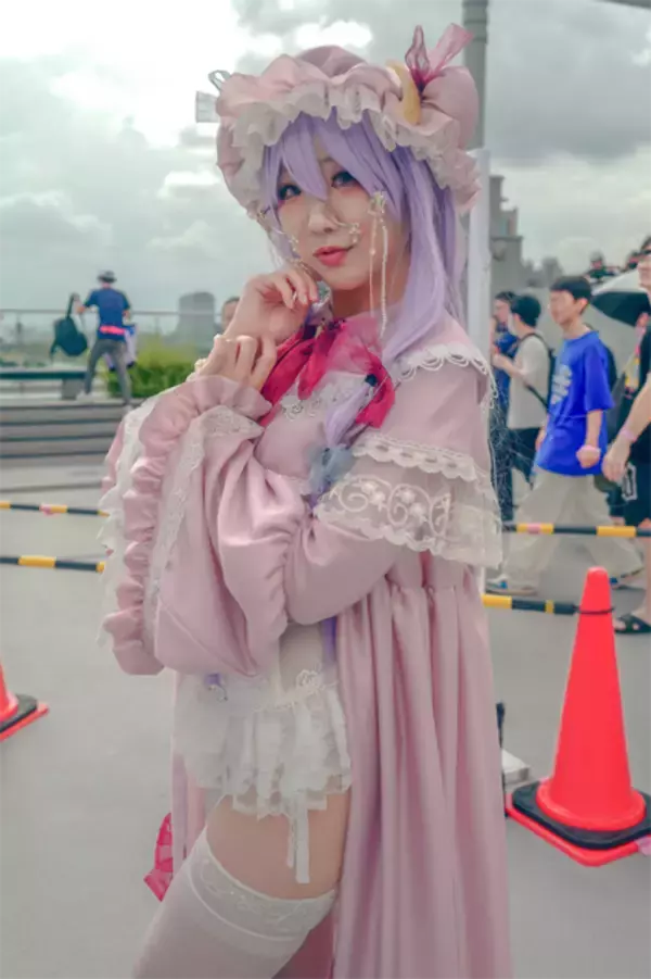 「【コスプレ】『東方Project』パチュリーが艶やかな表情で見つめてくる！引きこもりのお嬢様がビッグサイトに降臨【写真9枚】」の画像