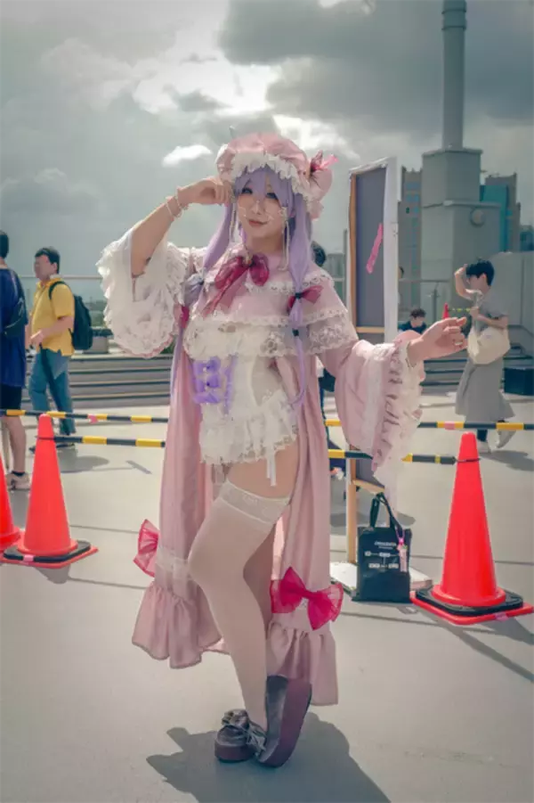 「【コスプレ】『東方Project』パチュリーが艶やかな表情で見つめてくる！引きこもりのお嬢様がビッグサイトに降臨【写真9枚】」の画像