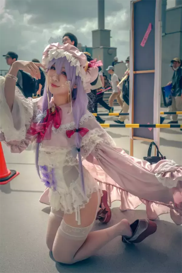 「【コスプレ】『東方Project』パチュリーが艶やかな表情で見つめてくる！引きこもりのお嬢様がビッグサイトに降臨【写真9枚】」の画像