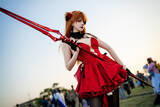 「【コスプレ】真紅のドレス×黒タイツのハイヒールで美脚が映える！「エヴァ」アスカは振り向きポーズの背中も美しすぎた【写真8枚】」の画像2