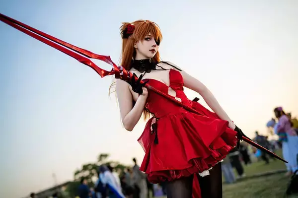 「【コスプレ】真紅のドレス×黒タイツのハイヒールで美脚が映える！「エヴァ」アスカは振り向きポーズの背中も美しすぎた【写真8枚】」の画像