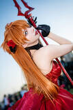 「【コスプレ】真紅のドレス×黒タイツのハイヒールで美脚が映える！「エヴァ」アスカは振り向きポーズの背中も美しすぎた【写真8枚】」の画像3