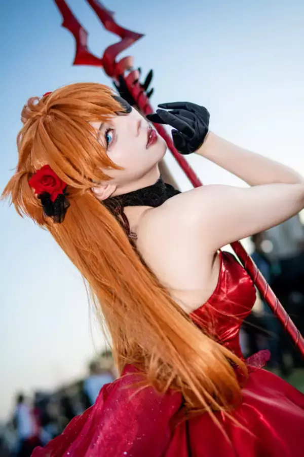 「【コスプレ】真紅のドレス×黒タイツのハイヒールで美脚が映える！「エヴァ」アスカは振り向きポーズの背中も美しすぎた【写真8枚】」の画像