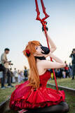 「【コスプレ】真紅のドレス×黒タイツのハイヒールで美脚が映える！「エヴァ」アスカは振り向きポーズの背中も美しすぎた【写真8枚】」の画像4