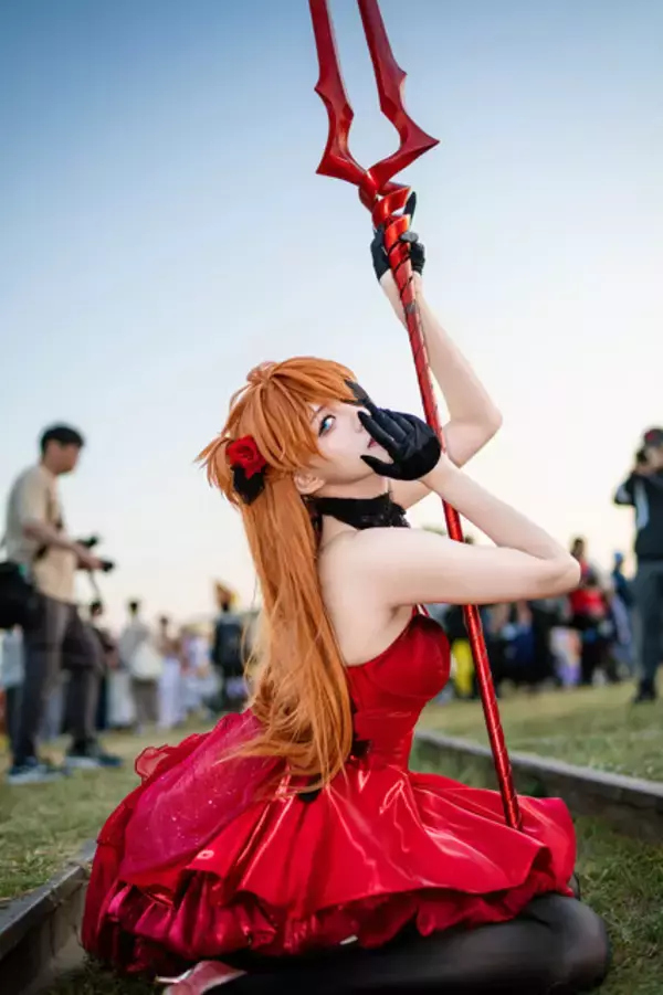 「【コスプレ】真紅のドレス×黒タイツのハイヒールで美脚が映える！「エヴァ」アスカは振り向きポーズの背中も美しすぎた【写真8枚】」の画像