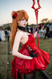 「【コスプレ】真紅のドレス×黒タイツのハイヒールで美脚が映える！「エヴァ」アスカは振り向きポーズの背中も美しすぎた【写真8枚】」の画像5