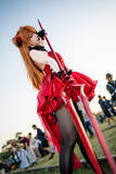「【コスプレ】真紅のドレス×黒タイツのハイヒールで美脚が映える！「エヴァ」アスカは振り向きポーズの背中も美しすぎた【写真8枚】」の画像6