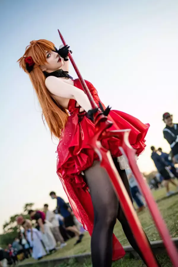 「【コスプレ】真紅のドレス×黒タイツのハイヒールで美脚が映える！「エヴァ」アスカは振り向きポーズの背中も美しすぎた【写真8枚】」の画像