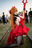 「【コスプレ】真紅のドレス×黒タイツのハイヒールで美脚が映える！「エヴァ」アスカは振り向きポーズの背中も美しすぎた【写真8枚】」の画像7