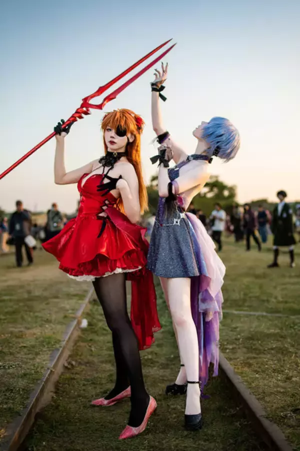 「【コスプレ】真紅のドレス×黒タイツのハイヒールで美脚が映える！「エヴァ」アスカは振り向きポーズの背中も美しすぎた【写真8枚】」の画像