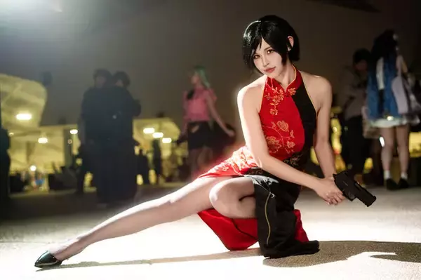 【コスプレ】スリットから覗ける美脚が敵の注意を引く？台湾美女による『バイオ』エイダのチャイナドレス姿が妖艶【写真8枚】