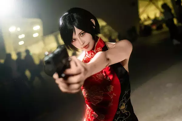 「【コスプレ】スリットから覗ける美脚が敵の注意を引く？台湾美女による『バイオ』エイダのチャイナドレス姿が妖艶【写真8枚】」の画像