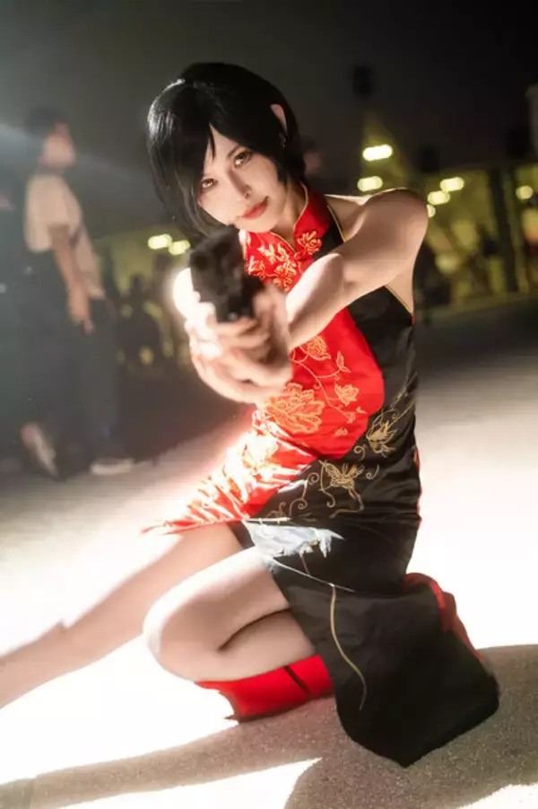 「【コスプレ】スリットから覗ける美脚が敵の注意を引く？台湾美女による『バイオ』エイダのチャイナドレス姿が妖艶【写真8枚】」の画像