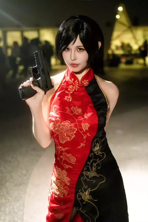 「【コスプレ】スリットから覗ける美脚が敵の注意を引く？台湾美女による『バイオ』エイダのチャイナドレス姿が妖艶【写真8枚】」の画像