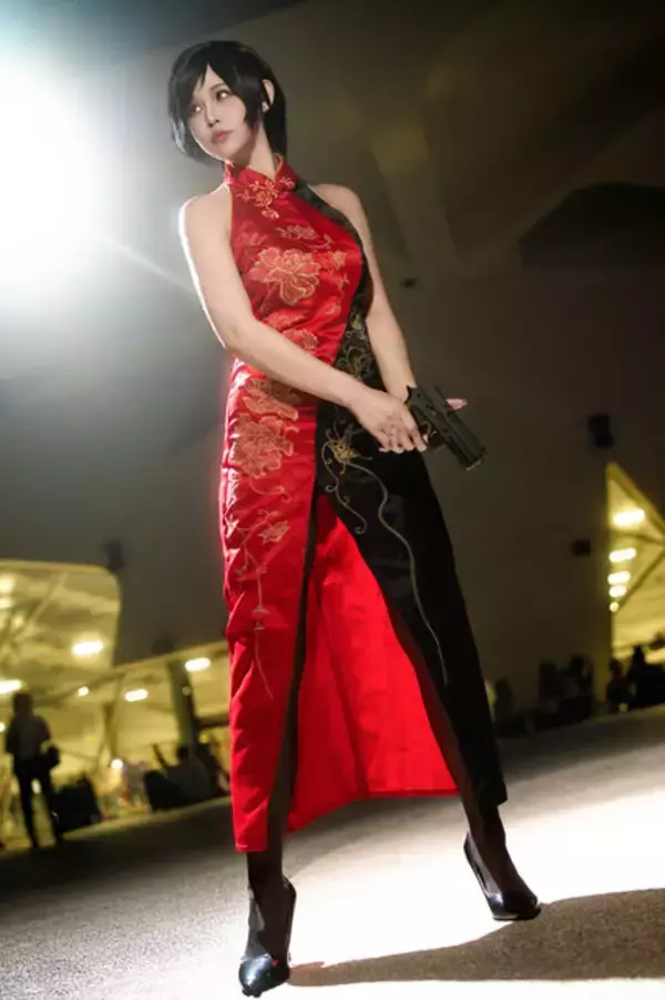 「【コスプレ】スリットから覗ける美脚が敵の注意を引く？台湾美女による『バイオ』エイダのチャイナドレス姿が妖艶【写真8枚】」の画像
