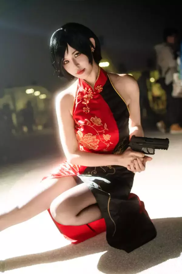 「【コスプレ】スリットから覗ける美脚が敵の注意を引く？台湾美女による『バイオ』エイダのチャイナドレス姿が妖艶【写真8枚】」の画像