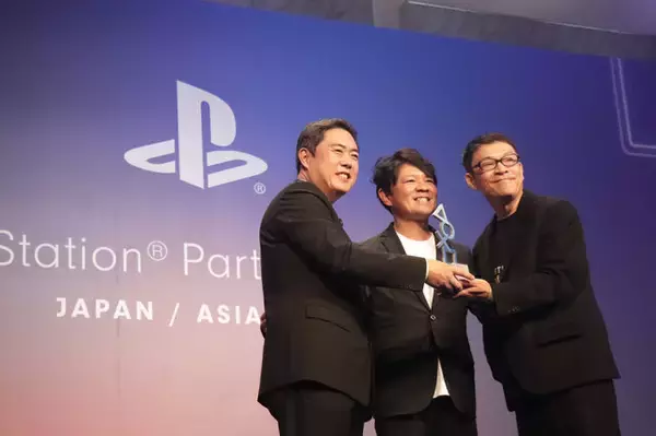 「『モンハンワイルズ』3冠達成！辻本P・徳田Dが語る「発売直後の反省」や『FF14』コラボの反響ー「PS Awards 2025」合同インタビュー」の画像