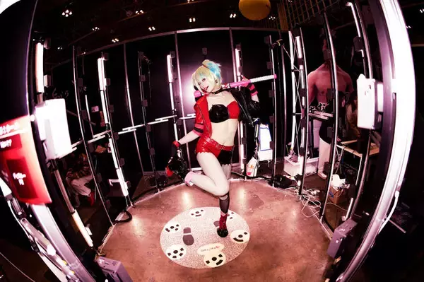 「【コスプレ】ハーレイ・クインの等身大フィギュアですか！？ホームラン級の美くびれと抜群のスタイルでかっ飛ばす【写真10枚】」の画像